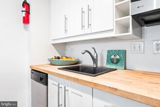 1701 16th St NW, Unit 204 in Washington, DC - Building Photo - Building Photo