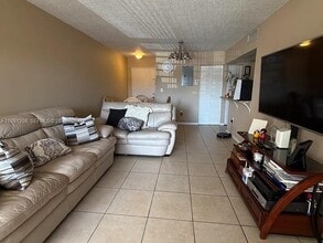 9715 Fontainebleau Blvd in Miami, FL - Building Photo - Building Photo