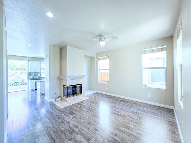 818 Navigator Way in Oxnard, CA - Building Photo - Building Photo