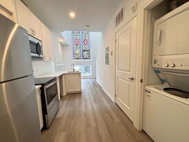 16 West Avenue S in Hamilton, ON - Building Photo