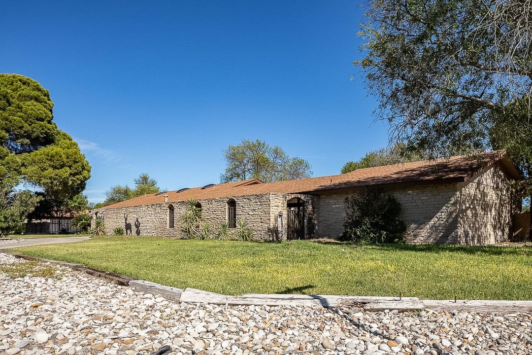 323 Meandering Way in Del Rio, TX - Building Photo