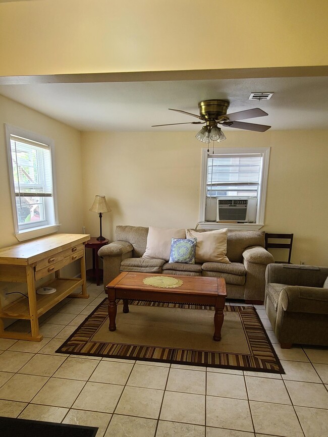 1220 Adams St, Unit A in New Orleans, LA - Foto de edificio - Building Photo