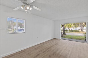 1133 Benoist Farms Rd in West Palm Beach, FL - Building Photo