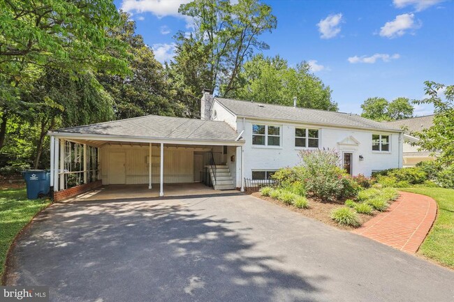 6916 Southridge Dr in McLean, VA - Foto de edificio - Building Photo
