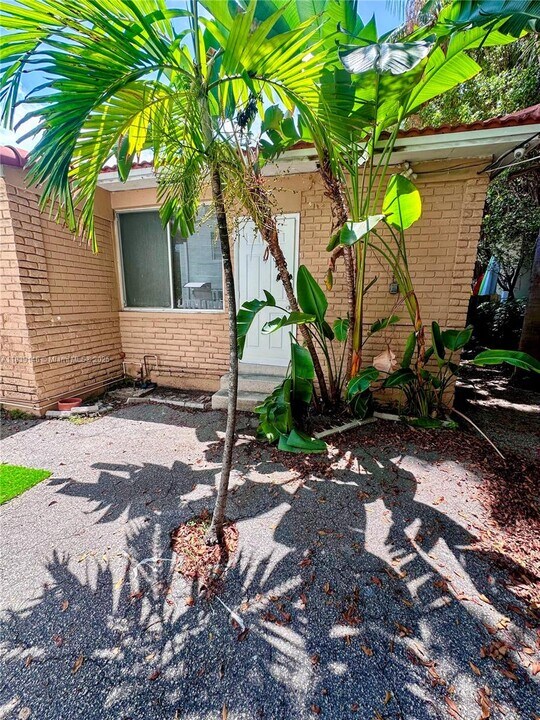 9065 Harding Ave in Miami Beach, FL - Foto de edificio