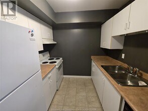3000 Sandwich St. in Windsor, ON - Building Photo - Building Photo