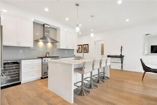 8 Boulevard W in Pelham, NY - Building Photo