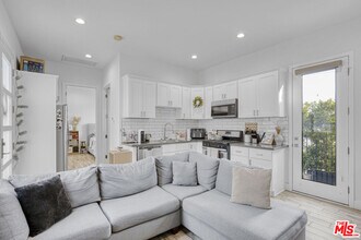 7310 Woodley Ave in Los Angeles, CA - Building Photo - Building Photo
