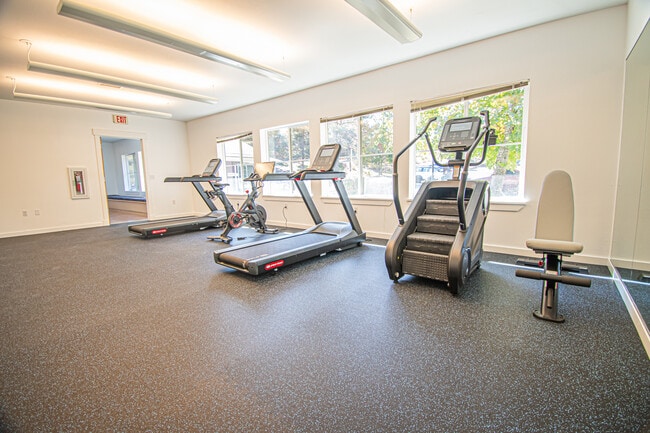 Troutdale Terrace in Troutdale, OR - Foto de edificio - Building Photo