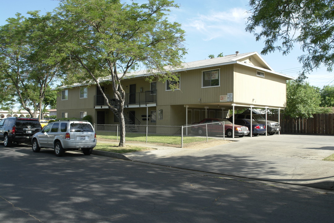 555 W 12th St in Merced, CA - Foto de edificio