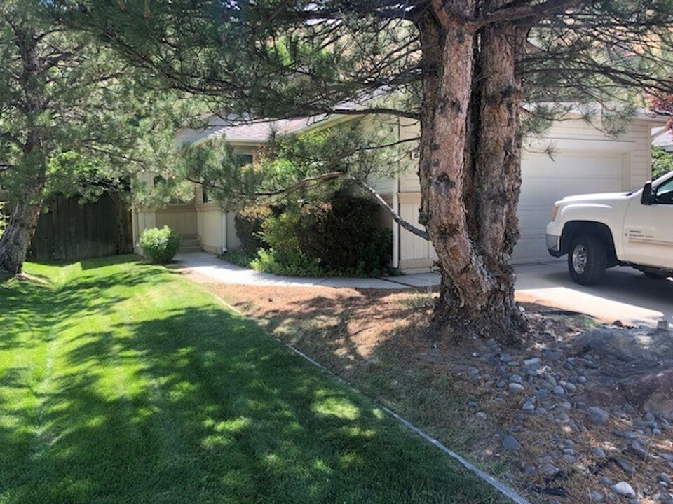 4939 Bayridge Ln in Reno, NV - Foto de edificio