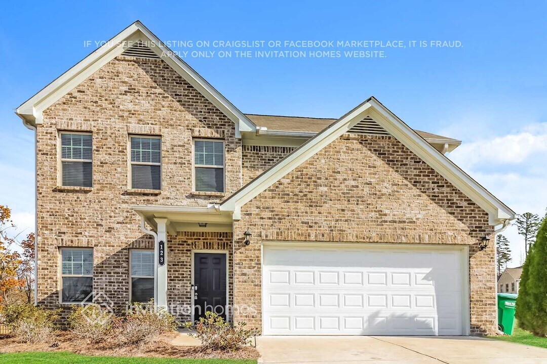 123 Moss Dr in Canton, GA - Foto de edificio