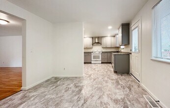 10023 38th Ave NE in Seattle, WA - Building Photo - Building Photo