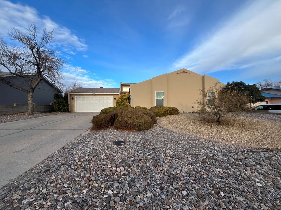 500 Stallion Rd SE in Rio Rancho, NM - Building Photo