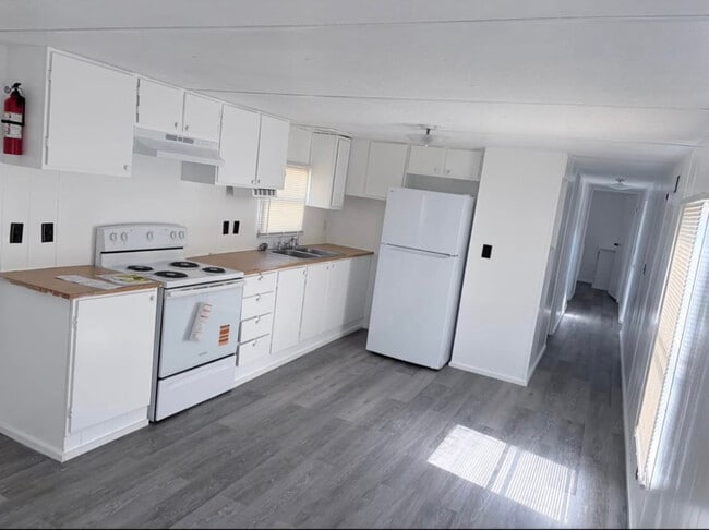 215 Weeks Rd in Cleburne, TX - Foto de edificio - Building Photo