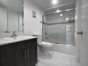 18335 NW 68th Ave, Unit 790-215 in Hialeah, FL - Building Photo - Building Photo