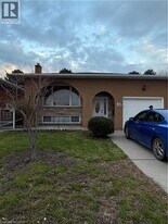 10 Fairington Crescent in Hamilton, ON - Building Photo