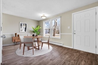 Coach Lantern Apartments, LLC in Scarborough, ME - Foto de edificio - Building Photo