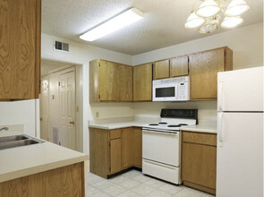 Call for Fall Specials - South Creekside Apartments in Fayetteville, AR - Foto de edificio - Building Photo