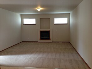 202 Hawk Ave SW in Orting, WA - Foto de edificio - Building Photo