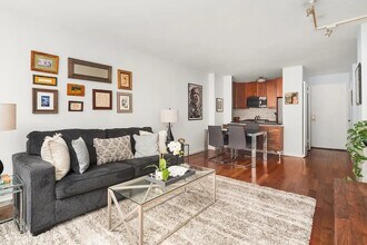 200 W 79th St in New York, NY - Building Photo - Building Photo