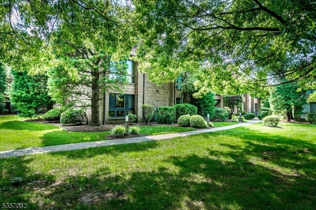 318 Willowbrook Dr in North Brunswick, NJ - Building Photo - Building Photo