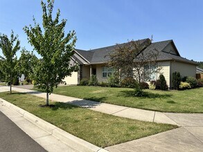 823 Riley Dr NE in Silverton, OR - Building Photo - Building Photo