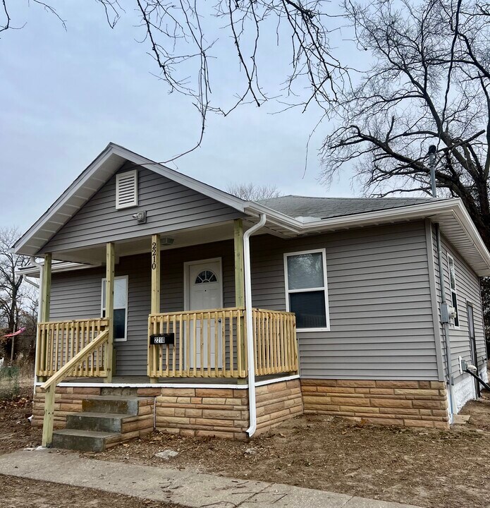 2210 Salu St in Alton, IL - Building Photo
