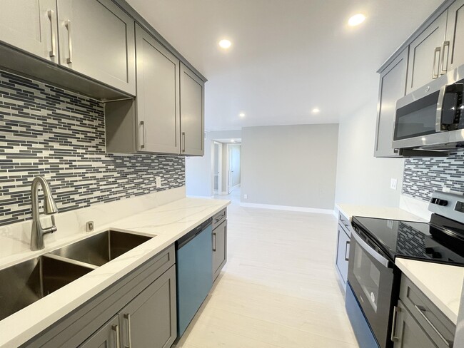 32200 Cathedral Canyon Dr in Cathedral City, CA - Building Photo - Building Photo