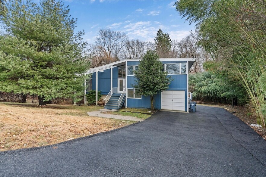 22 Balmoral Cres in White Plains, NY - Building Photo