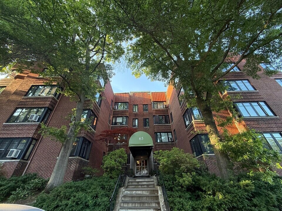 65 Strathmore Rd in Boston, MA - Building Photo