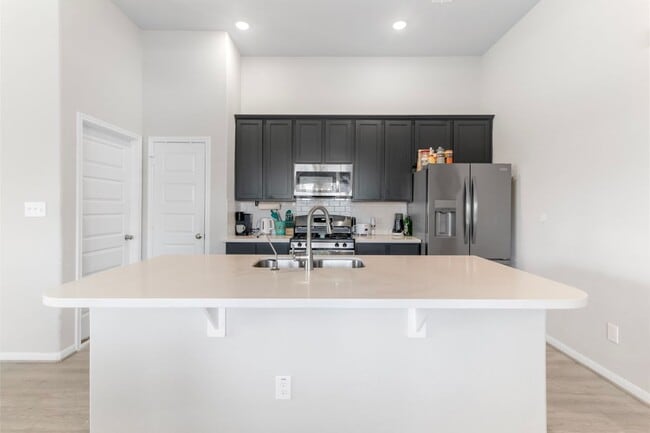 14930 Spg Frst Ln in Mont Belvieu, TX - Foto de edificio - Building Photo
