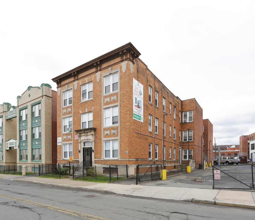 Paracas Apartments in Hartford, CT - Building Photo