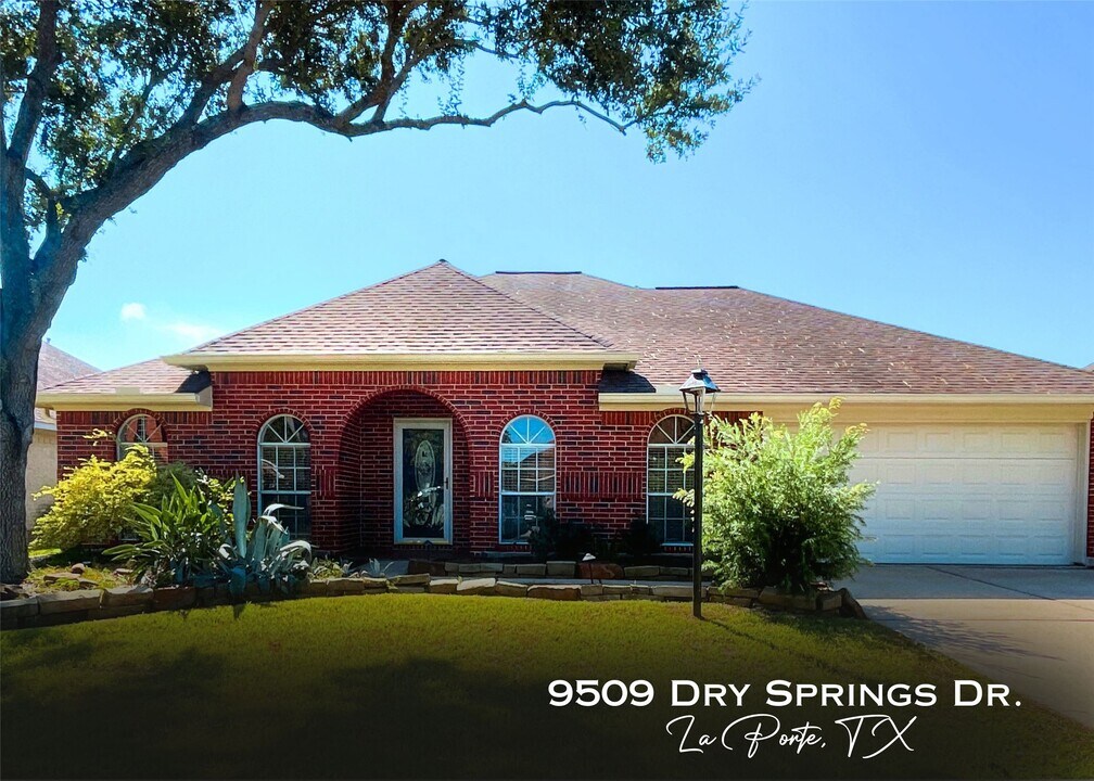 9509 Dry Springs Dr in La Porte, TX - Building Photo