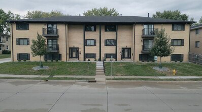 1646 W 42nd St, Unit 8 in Davenport, IA - Building Photo - Building Photo