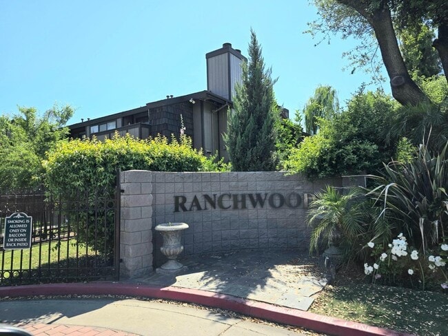 4860 E Lane Ave in Fresno, CA - Building Photo - Building Photo