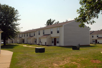 Gateway Townhomes in Essex, MD - Building Photo - Building Photo