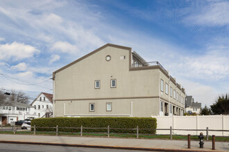 208 Beach 124th St in Rockaway Park, NY - Foto de edificio - Building Photo