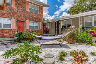 The Vinoy Courtyard Apartments in St. Petersburg, FL - Building Photo - Building Photo