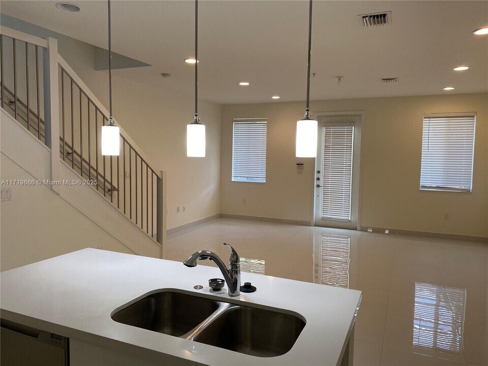 2610 NE 213th St in Miami, FL - Building Photo