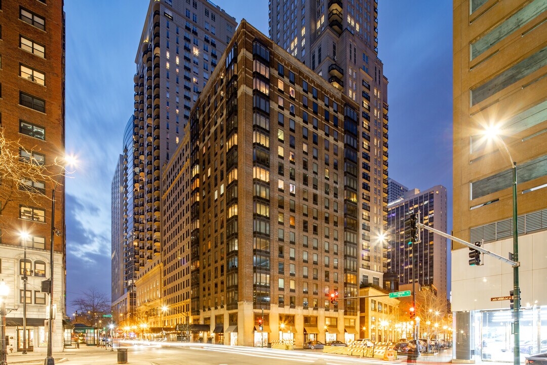 900 North Rush in Chicago, IL - Building Photo