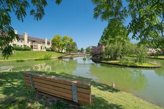 Lago Vista Apartments in St. Charles, MO - Building Photo - Building Photo