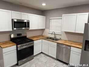 1345 W Hollywood Ave in San Antonio, TX - Building Photo - Building Photo