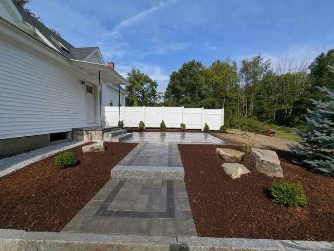 96 Dow Rd in Bow, NH - Foto de edificio - Building Photo