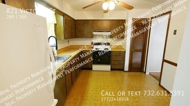 821 Victoria Ct in Hillsborough, NJ - Building Photo - Building Photo