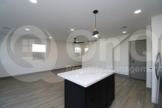 2516 E Broadway Rd in Phoenix, AZ - Building Photo - Building Photo