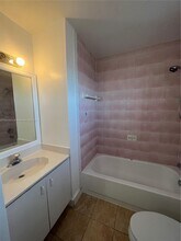 8170 NW 10th St, Unit 2 in Miami, FL - Building Photo - Building Photo