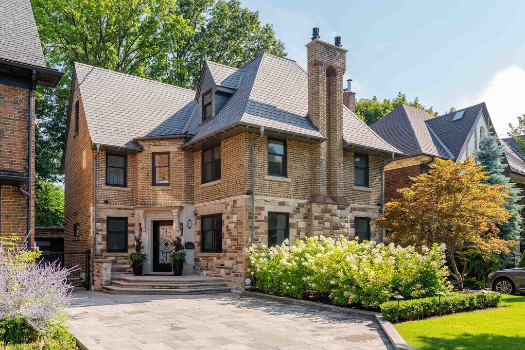 23 Douglas Dr in Toronto, ON - Building Photo