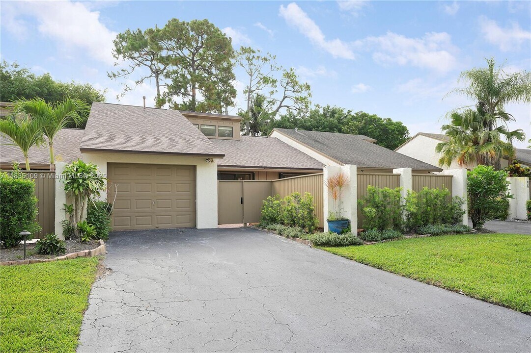 244 Pleasant Wood Dr in Wellington, FL - Building Photo