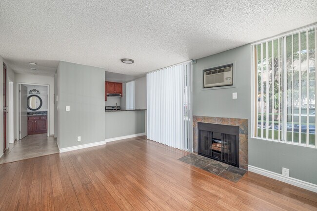 Cherokee Courtyard Apartments in Los Angeles, CA - Building Photo - Interior Photo